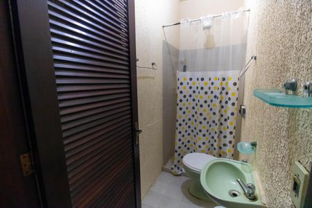 Casa de condomínio à venda com 256m², 4 quartos e 4 vagas Casa de condomínio à venda com 256m², 4 quartos e 4 vagasBanheiro de serviço