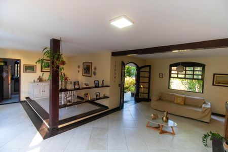 Casa de condomínio à venda com 256m², 4 quartos e 4 vagas Casa de condomínio à venda com 256m², 4 quartos e 4 vagasSala