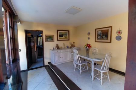 Casa de condomínio à venda com 256m², 4 quartos e 4 vagas Casa de condomínio à venda com 256m², 4 quartos e 4 vagasSala