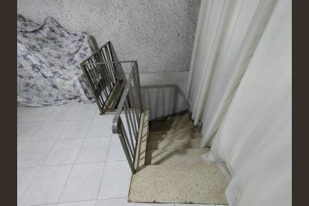 Casa à venda com 95m², 2 quartos e 1 vaga Casa à venda com 95m², 2 quartos e 1 vagaEscada