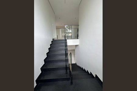 Casa para alugar com 395m², 4 quartos e 7 vagas Casa para alugar com 395m², 4 quartos e 7 vagasCorredor