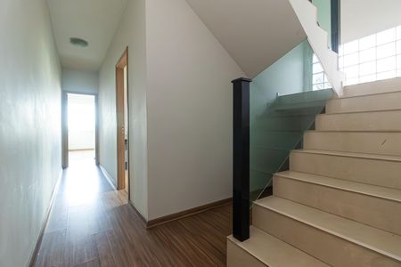 Casa para alugar com 300m², 3 quartos e 4 vagas Casa para alugar com 300m², 3 quartos e 4 vagasEscada