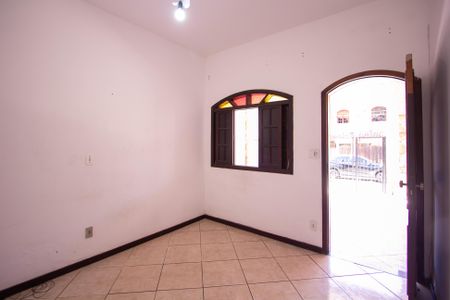 Sala de casa de condomínio para alugar com 2 quartos, 130m² em Barracão, São Gonçalo