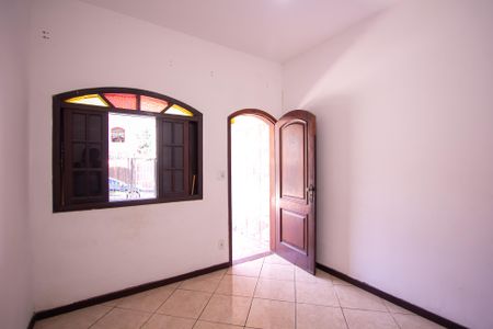 Sala de casa de condomínio para alugar com 2 quartos, 130m² em Barracão, São Gonçalo