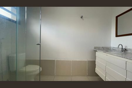 Casa para alugar com 250m², 3 quartos e 2 vagas Casa para alugar com 250m², 3 quartos e 2 vagasBanheiro da Suíte 1