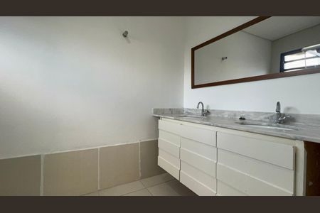 Casa para alugar com 250m², 3 quartos e 2 vagas Casa para alugar com 250m², 3 quartos e 2 vagasBanheiro da Suíte 1