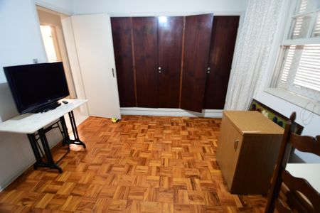 Casa à venda com 238m², 5 quartos e 3 vagasQuarto 4