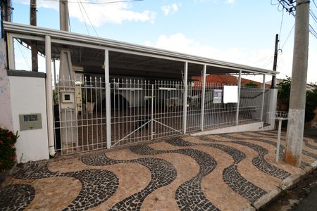 Casa à venda com 238m², 5 quartos e 3 vagas Fachada / Placa