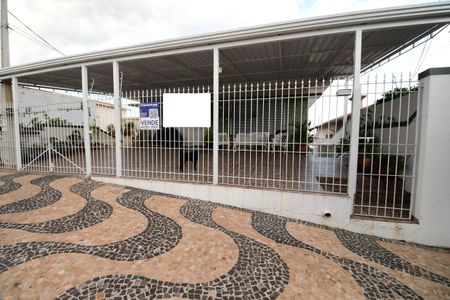 Casa à venda com 238m², 5 quartos e 3 vagas Fachada / Placa
