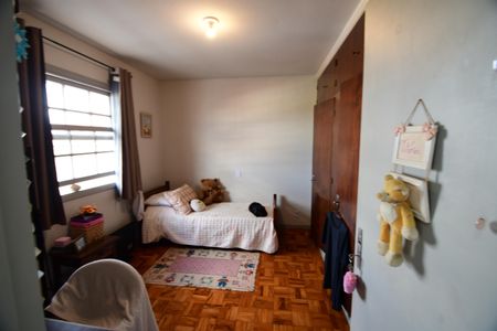 Casa à venda com 238m², 5 quartos e 3 vagasQuarto 2