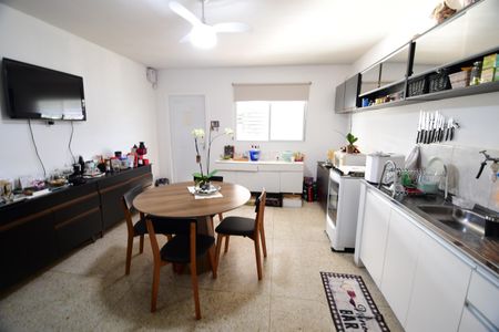 Casa à venda com 238m², 5 quartos e 3 vagasCozinha 1