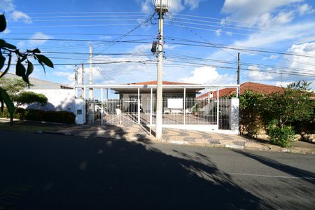 Casa à venda com 238m², 5 quartos e 3 vagasFachada