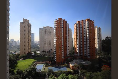 Vista de apartamento à venda com 2 quartos, 71m² em Panamby, São Paulo
