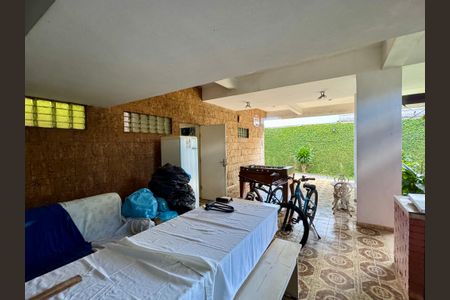 Casa à venda com 279m², 4 quartos e 3 vagas Casa à venda com 279m², 4 quartos e 3 vagasSalao