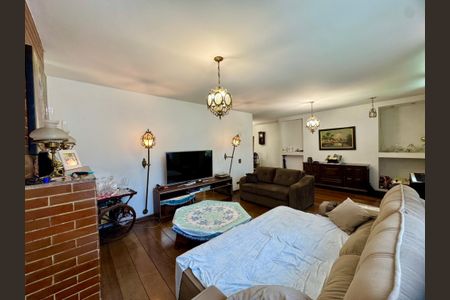 Casa à venda com 279m², 4 quartos e 3 vagas Casa à venda com 279m², 4 quartos e 3 vagasSala