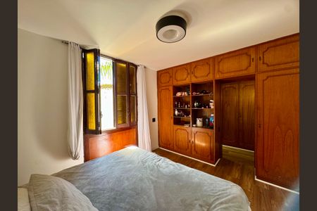 Casa à venda com 279m², 4 quartos e 3 vagas Casa à venda com 279m², 4 quartos e 3 vagasQuarto 3