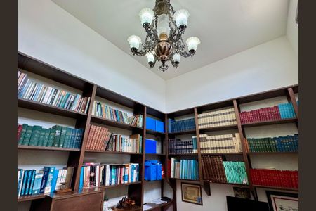 Casa à venda com 279m², 4 quartos e 3 vagas Casa à venda com 279m², 4 quartos e 3 vagasEscritório