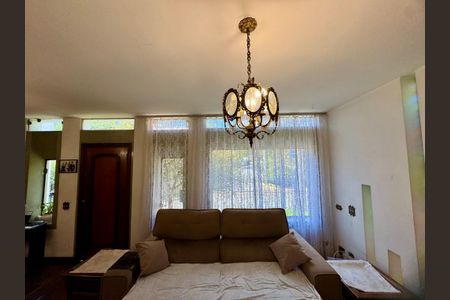 Casa à venda com 279m², 4 quartos e 3 vagas Casa à venda com 279m², 4 quartos e 3 vagasSala