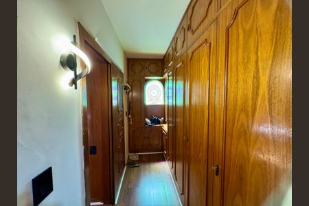 Casa à venda com 279m², 4 quartos e 3 vagas Casa à venda com 279m², 4 quartos e 3 vagasCloset