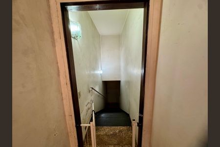 Casa à venda com 279m², 4 quartos e 3 vagas Casa à venda com 279m², 4 quartos e 3 vagasEscada