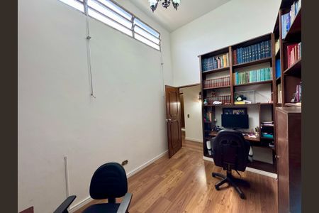 Casa à venda com 279m², 4 quartos e 3 vagas Casa à venda com 279m², 4 quartos e 3 vagasEscritório