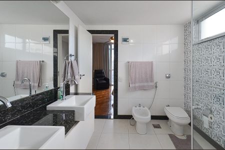 Apartamento à venda com 300m², 4 quartos e 3 vagas Apartamento à venda com 300m², 4 quartos e 3 vagasBanheiro Suíte