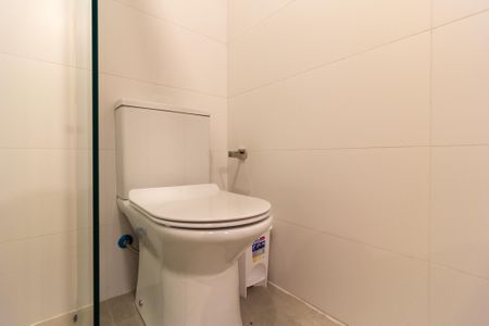 Banheiro de kitnet/studio para alugar com 1 quarto, 30m² em Pinheiros, São Paulo