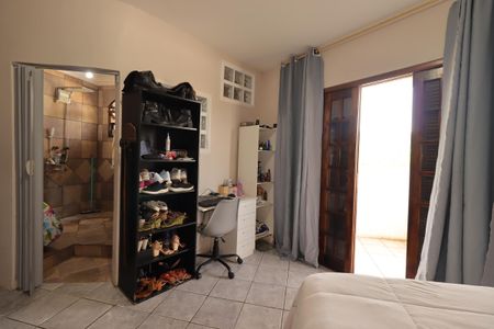 Casa à venda com 235m², 4 quartos e 2 vagasSuíte