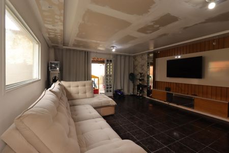 Sala de casa para alugar com 4 quartos, 235m² em Parque Gerassi, Santo André