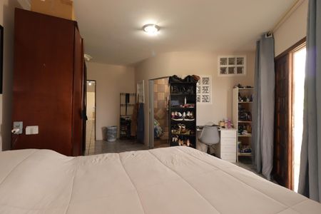 Casa à venda com 235m², 4 quartos e 2 vagasSuíte