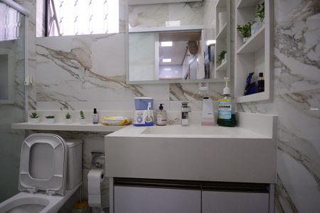 Casa à venda com 200m², 2 quartos e 2 vagasBanheiro 