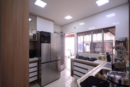 Casa à venda com 200m², 2 quartos e 2 vagasCozinha 