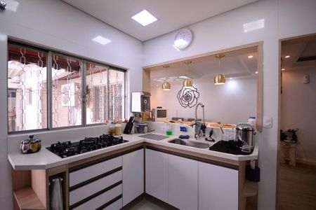 Casa à venda com 200m², 2 quartos e 2 vagasCozinha 