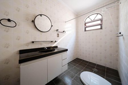 Casa à venda com 240m², 4 quartos e 4 vagasBanheiro 1