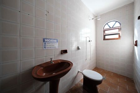 Casa à venda com 240m², 4 quartos e 4 vagasBanheiro 2