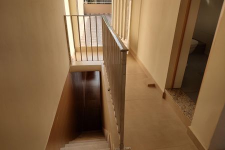 Casa de condomínio para alugar com 65m², 2 quartos e 1 vaga Casa de condomínio para alugar com 65m², 2 quartos e 1 vagaEscada