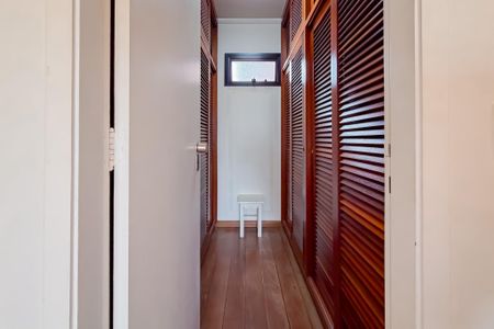 Apartamento à venda com 128m², 3 quartos e 2 vagas Apartamento à venda com 128m², 3 quartos e 2 vagasCloset da Suíte