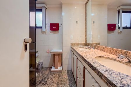 Apartamento à venda com 128m², 3 quartos e 2 vagas Apartamento à venda com 128m², 3 quartos e 2 vagasBanheiro da Suíte