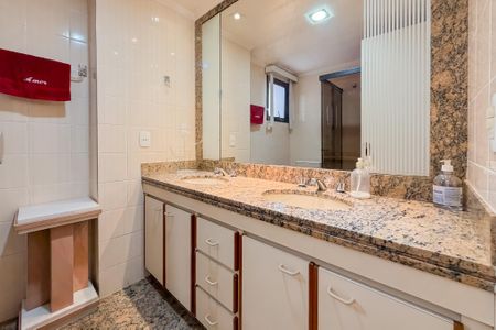 Apartamento à venda com 128m², 3 quartos e 2 vagas Apartamento à venda com 128m², 3 quartos e 2 vagasBanheiro da Suíte