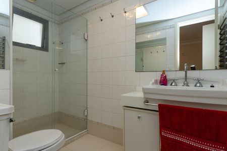 Apartamento para alugar com 165m², 4 quartos e 3 vagas Apartamento para alugar com 165m², 4 quartos e 3 vagasBanheiro do quarto 1 Suíte