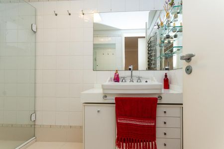 Apartamento para alugar com 165m², 4 quartos e 3 vagas Apartamento para alugar com 165m², 4 quartos e 3 vagasBanheiro do quarto 1 Suíte