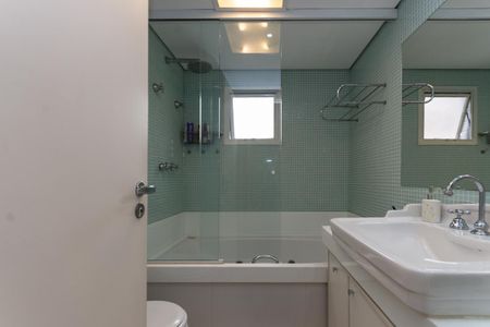 Apartamento para alugar com 165m², 4 quartos e 3 vagas Apartamento para alugar com 165m², 4 quartos e 3 vagasBanheiro do quarto 2 Suíte