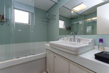 Apartamento para alugar com 165m², 4 quartos e 3 vagas Apartamento para alugar com 165m², 4 quartos e 3 vagasBanheiro do quarto 2 Suíte