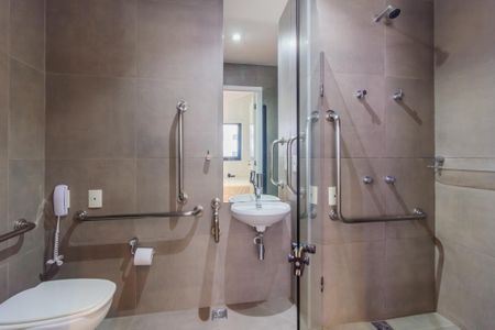 Banheiro de kitnet/studio para alugar com 1 quarto, 43m² em Pinheiros, São Paulo