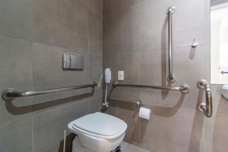 Banheiro de kitnet/studio para alugar com 1 quarto, 43m² em Pinheiros, São Paulo