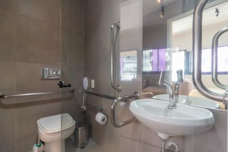 Banheiro de kitnet/studio para alugar com 1 quarto, 43m² em Pinheiros, São Paulo