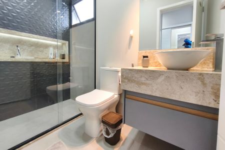 Casa de condomínio à venda com 240m², 3 quartos e 4 vagas Casa de condomínio à venda com 240m², 3 quartos e 4 vagasBanheiro Suíte 2