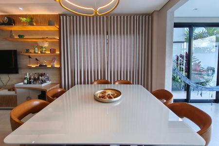 Casa de condomínio à venda com 240m², 3 quartos e 4 vagas Casa de condomínio à venda com 240m², 3 quartos e 4 vagasSala