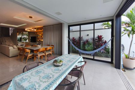 Casa de condomínio à venda com 240m², 3 quartos e 4 vagas Casa de condomínio à venda com 240m², 3 quartos e 4 vagasÁrea gourmet