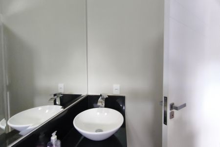 Casa de condomínio à venda com 240m², 3 quartos e 4 vagas Casa de condomínio à venda com 240m², 3 quartos e 4 vagasBanheiro Suíte 3